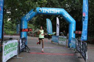 Emile Cairess winning RunThrough Battersea Park 10k in a course record